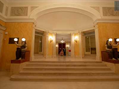 Varcato il portale centrale, ci ritroviamo in un androne caratterizzato dal marmo del pavimento e delle decorazioni...